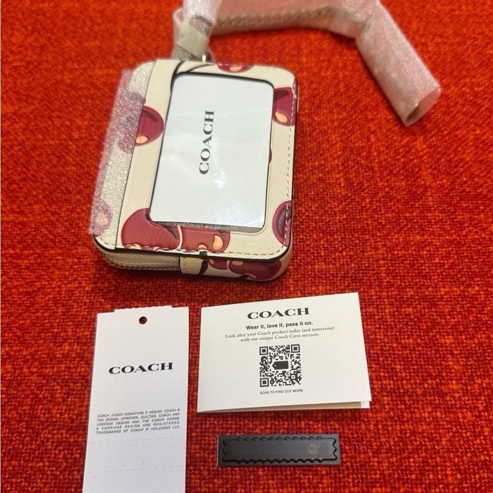 ❤️❤️❤️Coach zip card case with cherry print/silver tone hardware ❤️❤️❤️ - Picture 11 of 12